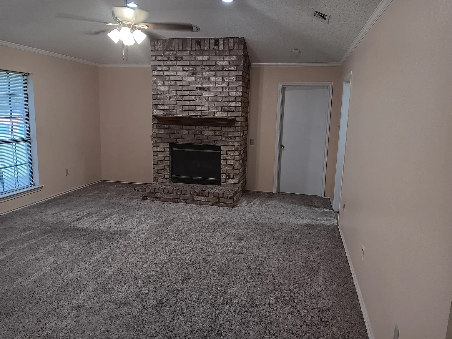 3 bed, 1900 sqft, $2,050 — Photo 2