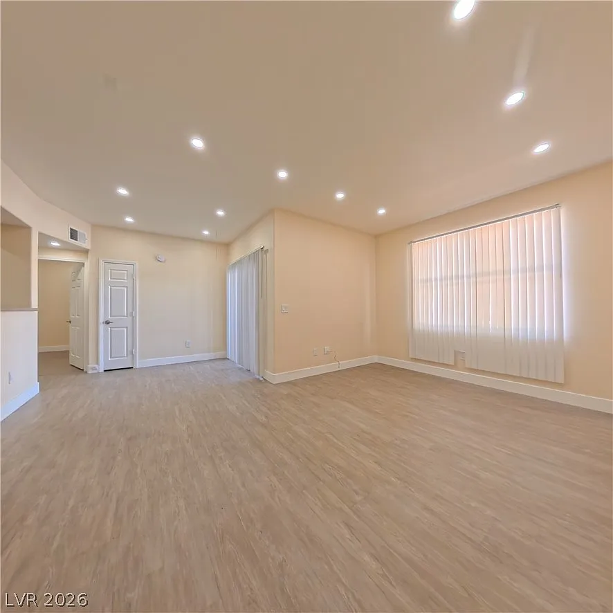 2 bed, 2.0 bath, 914 sqft, $1,484 — Photo 2