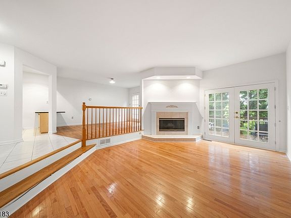 4th image of 8 Beacon Hill Commons #8