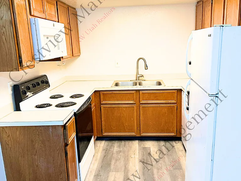 1214 Riverdale — Photo 3