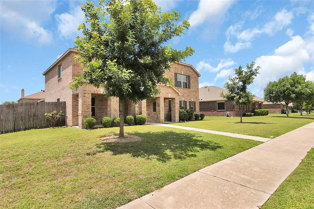4 bed, 2.5 bath, 3392 sqft, $2,900 — Photo 3