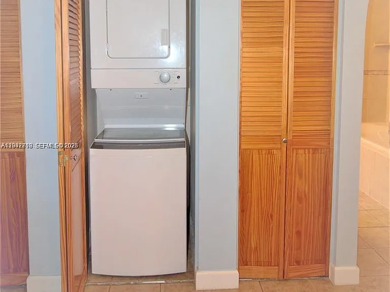 5641 Riverside Dr #303B1 — Photo 9