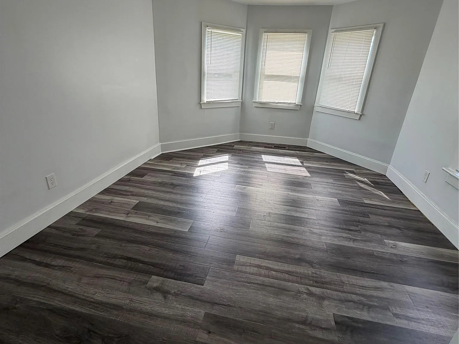 3 bed, 1.0 bath, 1400 sqft, $3,500 — Photo 4