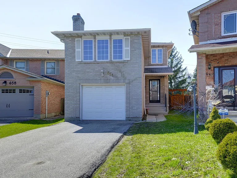 654 Brougham Pl #MAIN UPPER — Photo 1