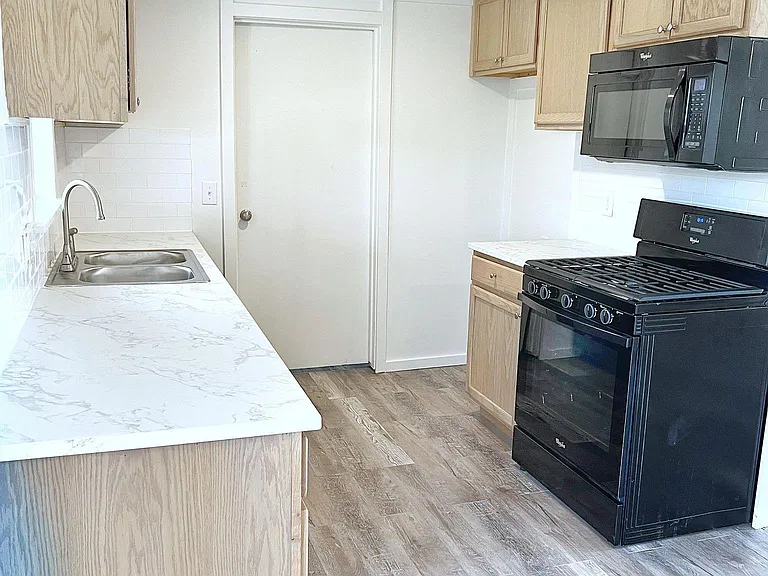 620 W Avenue B — Photo 11