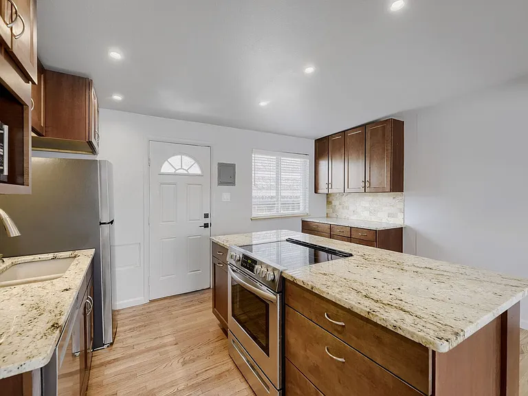 221 S Holly St — Photo 4