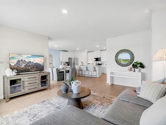 5th image of 9082 Venetian Sq