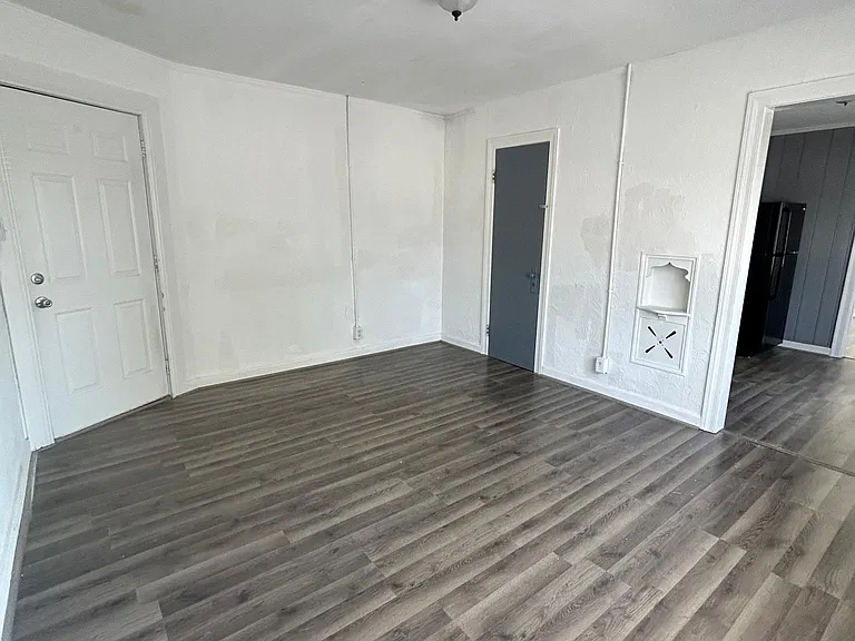 104 W Adams St — Photo 4