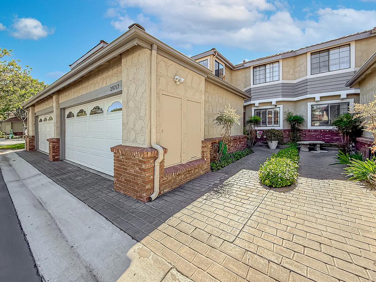 Building Photo - 29717 Strawberry Hill Dr