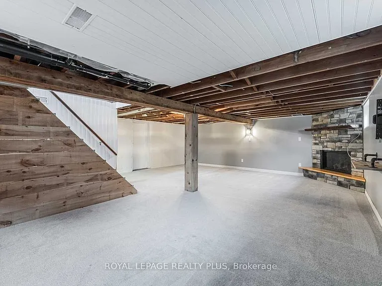 577 Dundas St E — Photo 16