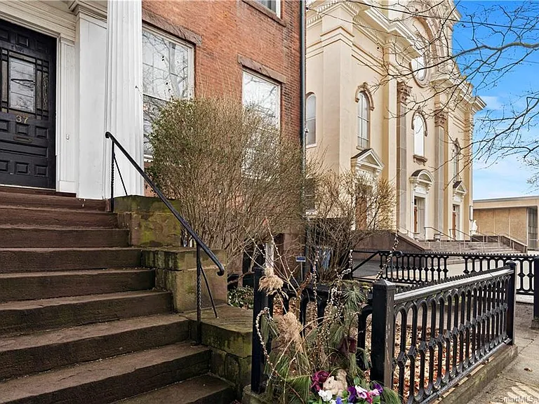 37 Wooster Pl #LL — Photo 2