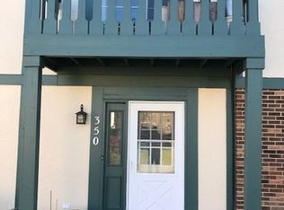 350 Ashwood Ct, Vernon Hills, IL 60061