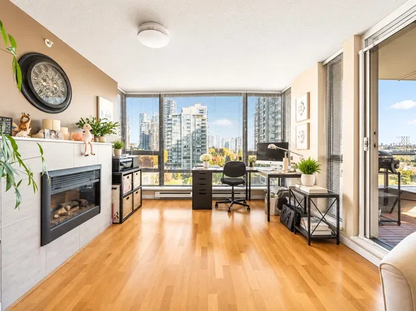 4118 Dawson St #906, Burnaby, BC V5C 0A3