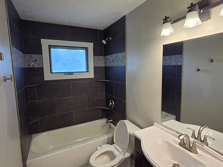 8811 Sprague Cir — Photo 5