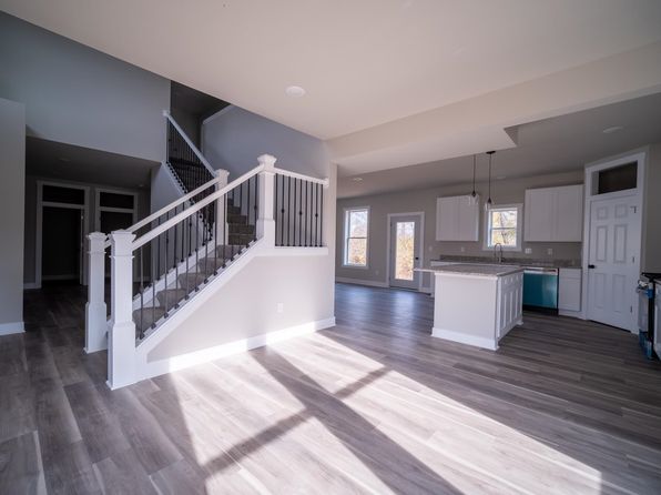 9627 Lismore Rd, Roscoe, IL 61073