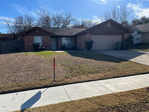 Front of Home with Sidewalk Neighborhood