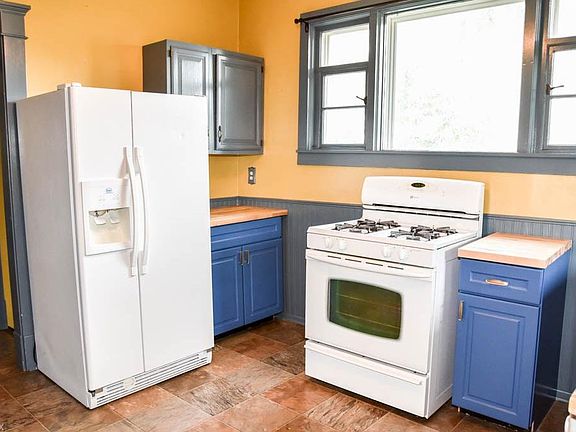 5th image of 840 9th St NE