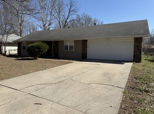 3332 S Robberson Ave, Springfield, MO 65807