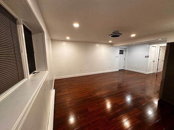 Living Space
nook by window for a reading corner or work station
fan
recess lighting