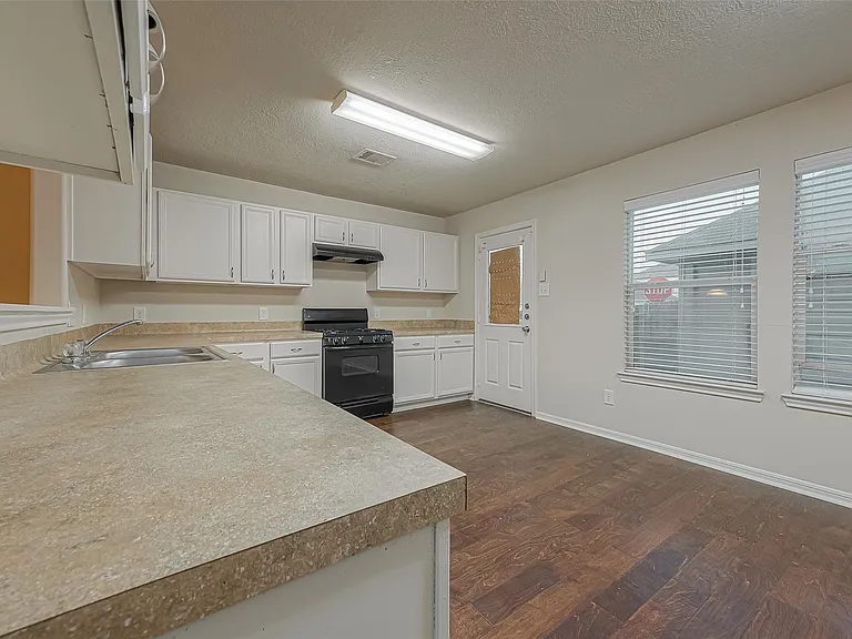6352 Austinville Dr — Photo 14