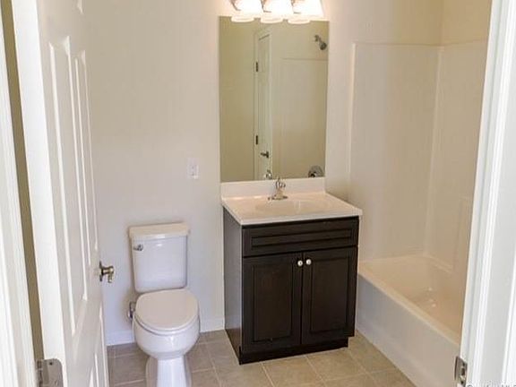 5th image of 46 Islip Ave #403