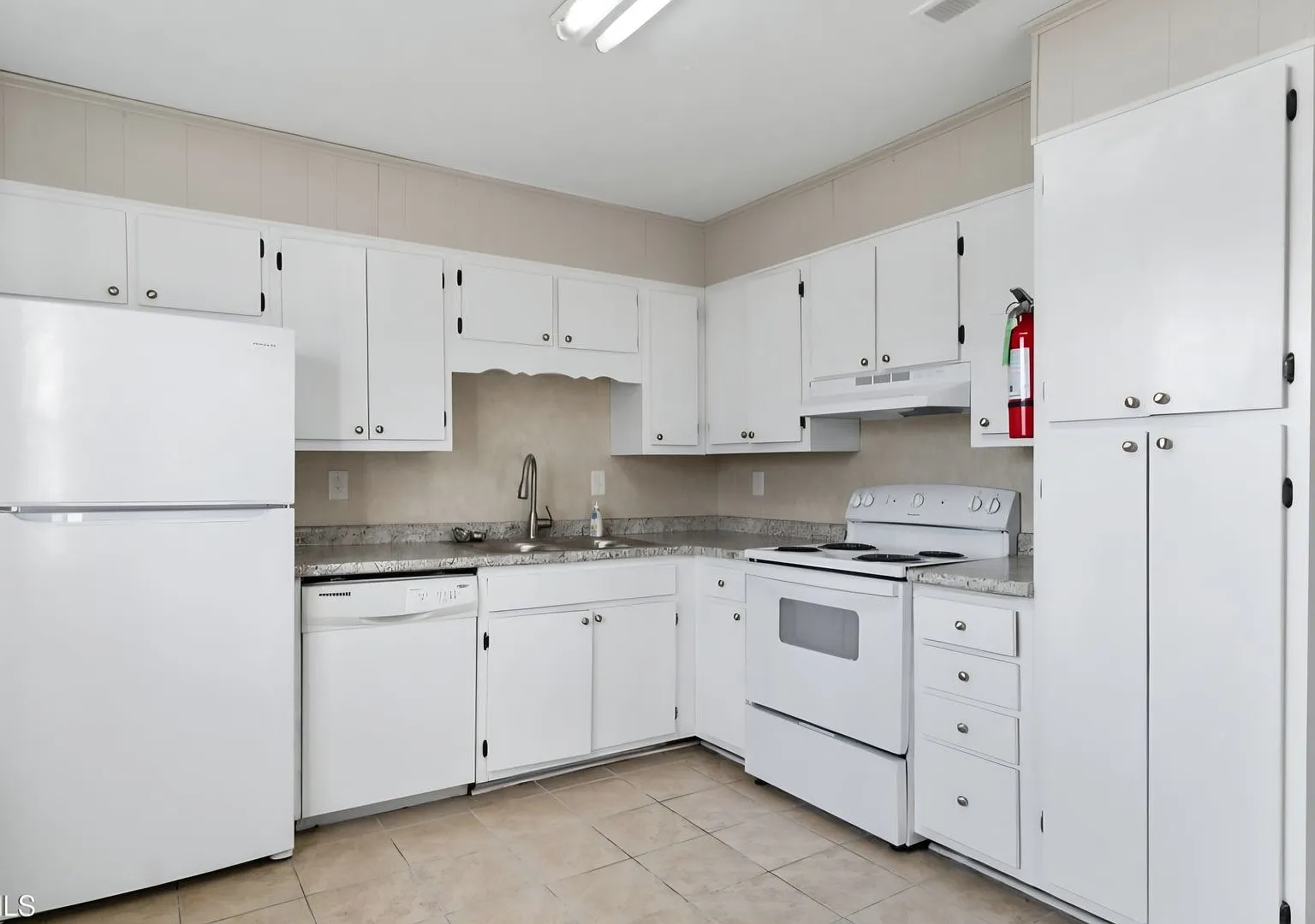 2 Bedroom / 1 Bath One Level Apartment convenient location — Photo 3