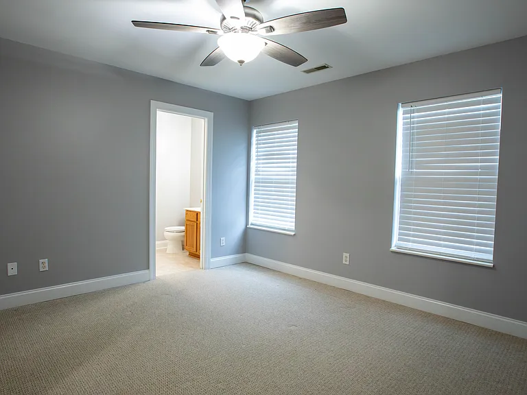 312 Queen Victoria Way — Photo 5