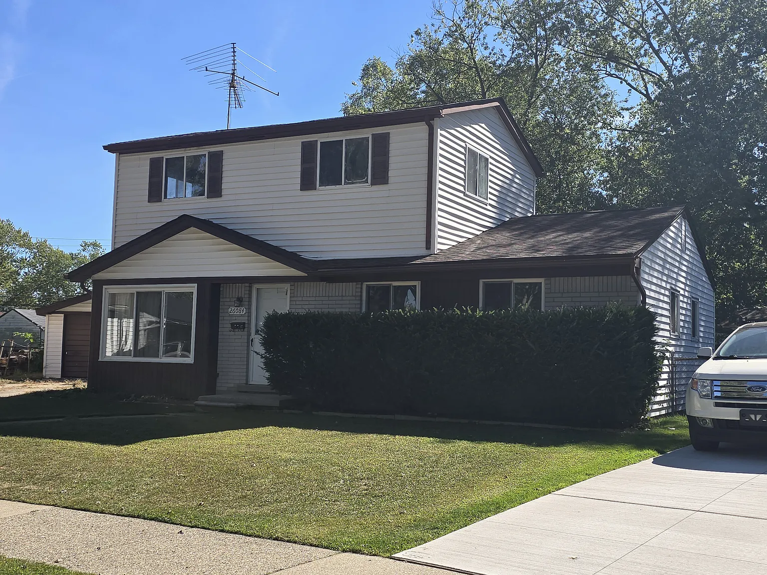 4 bed, 1.5 bath, 1532 sqft, $750 — Photo 1