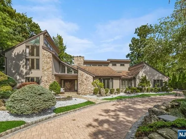 19 Adams Dr, Cresskill, NJ 07626