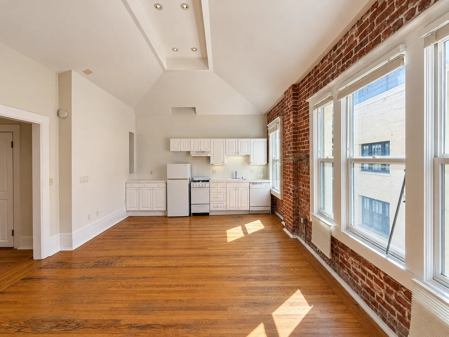 Top-Floor Lower Nob Hill Studio with Vaulted Ceilings & Exposed Brick — Photo 4