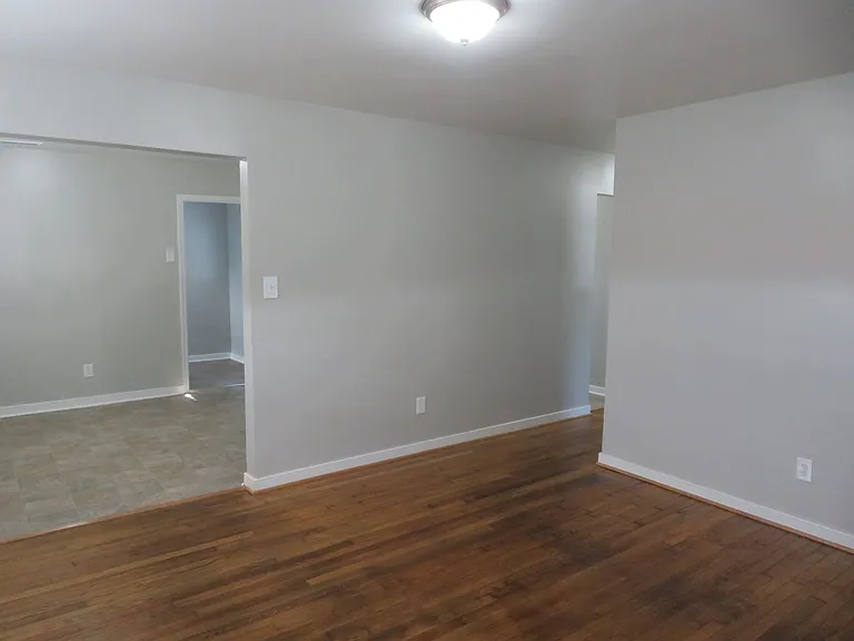 327 S 13th Ave — Photo 3