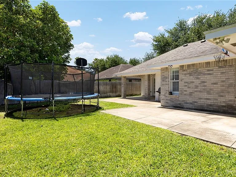 413 E Wisteria Ave — Photo 18