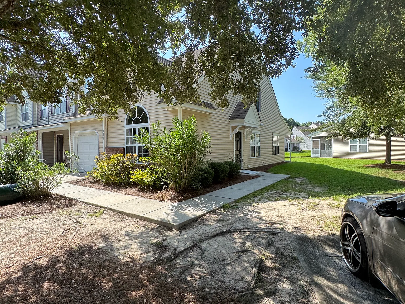 3 bed, 2.5 bath, 1601 sqft, $2,200 — Photo 3