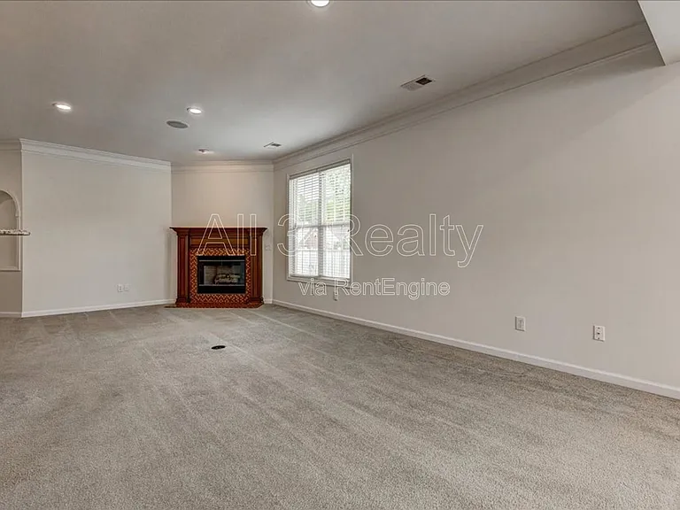1033 Pinehurst Dr — Photo 10