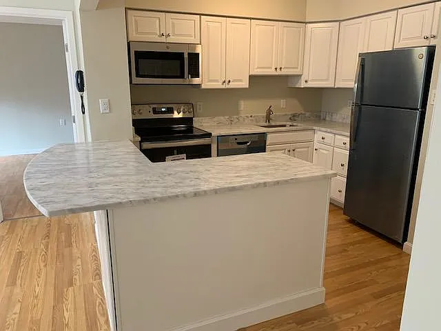 Building Photo - 4975 Washington St #412