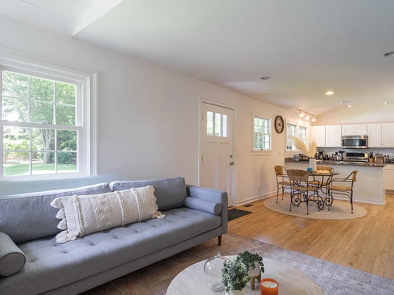 241 Pantigo Rd — Photo 7