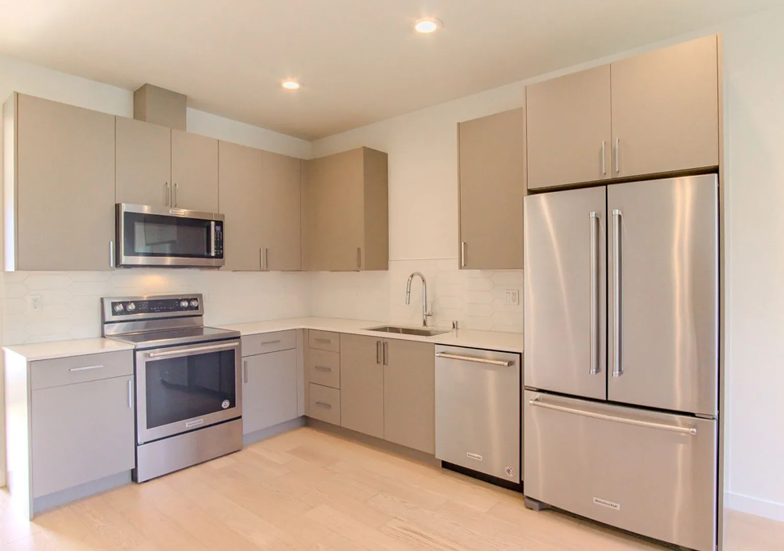 2bd/2ba Seattle Townhome — Photo 4