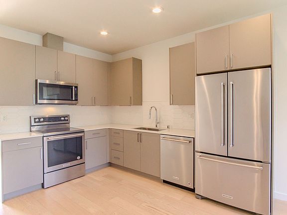 5th image of 2513 13th Ave S #E