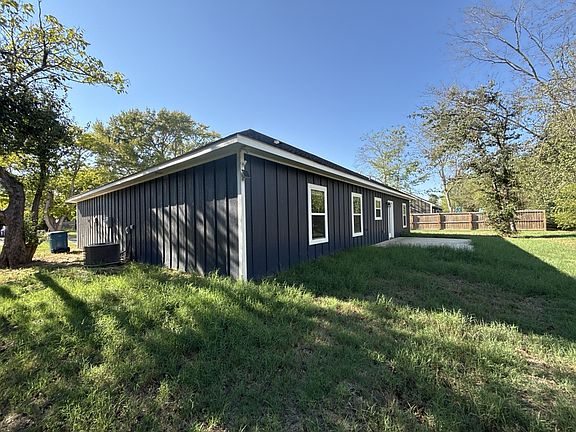 2nd image of 180 N Oak Pl