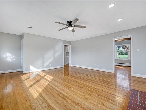 3rd image of 915 Logan St