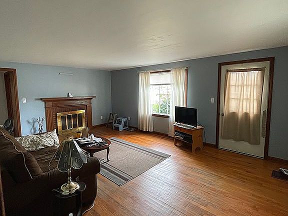 3rd image of 613 Winter St