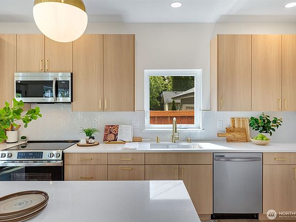 5th image of 10053 8th Avenue NW