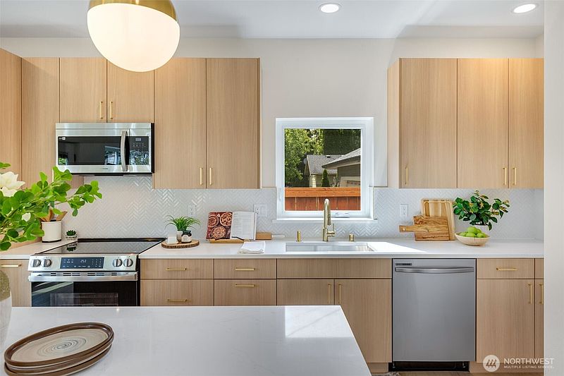 5th image of 10053 8th Avenue NW