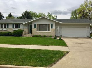 506 Plain Hills Dr, Grand Forks, ND 58201