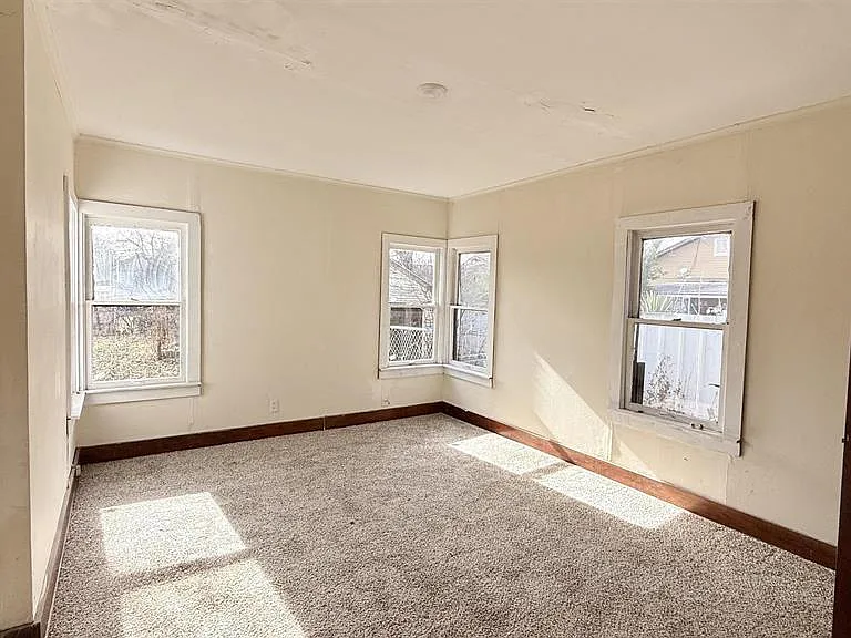 2215 Roberts Ave — Photo 8