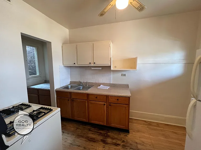 Bright and Sunny Forest Park Apts! — Photo 9