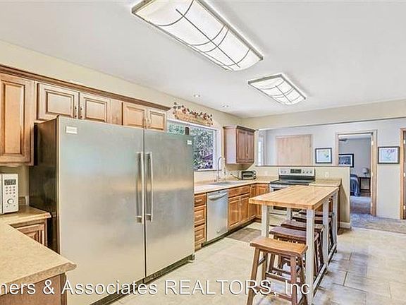 4th image of 1772 Endecott Ave