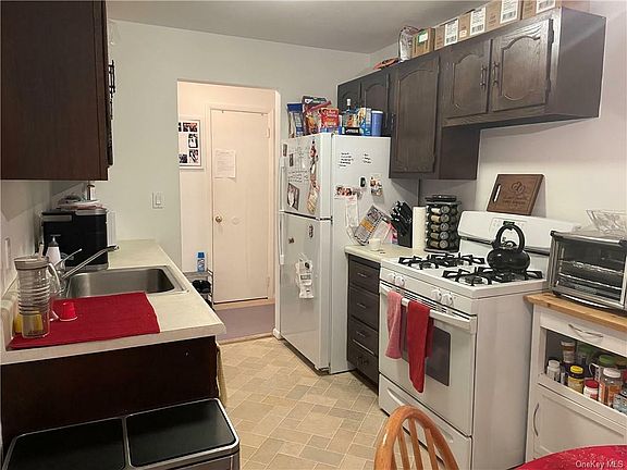 5th image of 130 Doxbury Ln