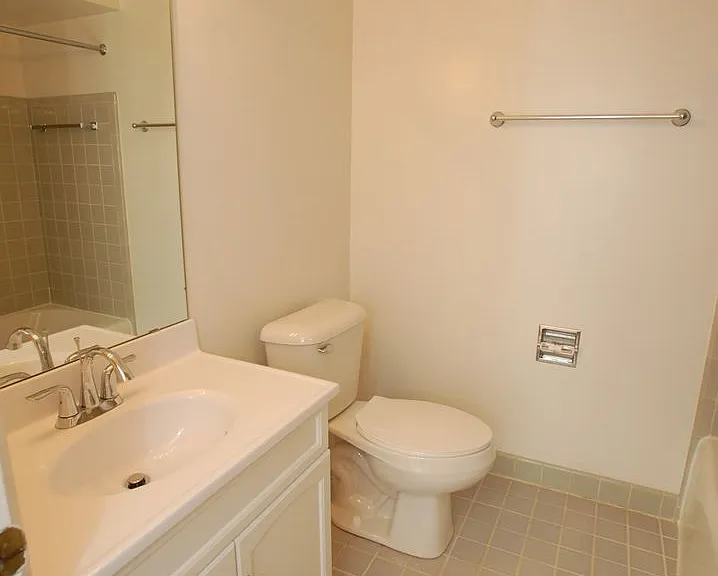 505 Midvale Ave — Photo 6