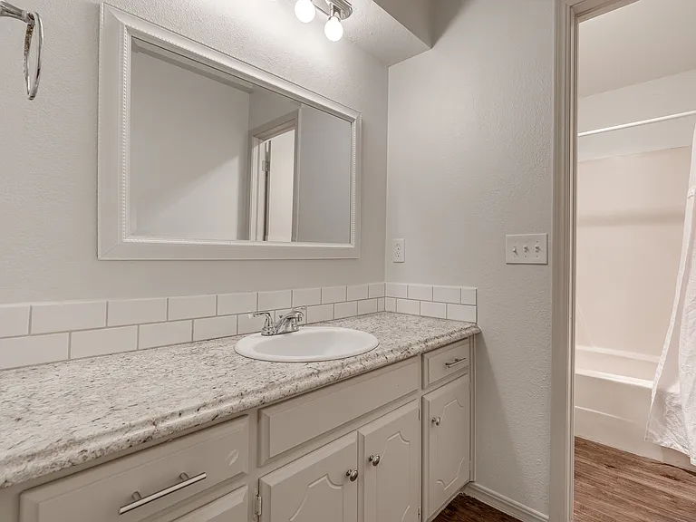9027 N Rockwell Dr — Photo 17